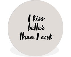 WallCircle - Wandcirkel 120x120 - Quotes - Spreuken - I kiss better than I cook - Koken - Kus - Ronde schilderijen woonkamer - Wandbord rond - Muurdecoratie cirkel - Kamer decoratie binnen - Wanddecoratie muurcirkel - Woonaccessoires XXL