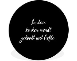 WallCircle - Wandcirkel ⌀ 140 - In deze keuken wordt gekookt met liefde - Koken - Spreuken - Quotes - Liefde - Ronde schilderijen woonkamer - Wandbord rond - Muurdecoratie cirkel - Kamer decoratie binnen - Wanddecoratie muurcirkel - Woonaccessoires
