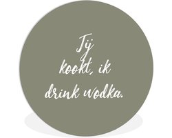 WallCircle - Wandcirkel ⌀ 140 - Spreuken - Quotes - Jij kookt, ik drink wodka - Drank - Koken - Ronde schilderijen woonkamer - Wandbord rond - Muurdecoratie cirkel - Kamer decoratie binnen - Wanddecoratie muurcirkel - Woonaccessoires