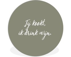 WallCircle - Wandcirkel ⌀ 150 - Quotes - Jij kookt, ik drink wijn - Wijn - Spreuken - Ronde schilderijen woonkamer - Wandbord rond - Muurdecoratie cirkel - Kamer decoratie binnen - Wanddecoratie muurcirkel - Woonaccessoires