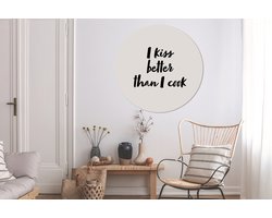 WallCircle - Wandcirkel 150x150 - Quotes - Spreuken - I kiss better than I cook - Koken - Kus - Ronde schilderijen woonkamer - Wandbord rond - Muurdecoratie cirkel - Kamer decoratie binnen - Wanddecoratie muurcirkel - Woonaccessoires