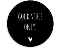 WallCircle - Wandcirkel ⌀ 30 - Engelse quote "Good vibes only!" met een hartje tegen een zwarte achtergrond - Ronde schilderijen woonkamer - Wandbord rond - Muurdecoratie cirkel - Kamer decoratie binnen - Wanddecoratie muurcirkel - Woonaccessoires