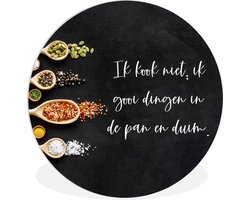 WallCircle - Wandcirkel ⌀ 30 - Ik gooi dingen in de pan en duim - Keuken - Quotes - Spreuken - Humor - Ronde schilderijen woonkamer - Wandbord rond - Muurdecoratie cirkel - Kamer decoratie binnen - Wanddecoratie muurcirkel - Woonaccessoires