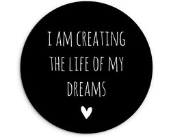 WallCircle - Wandcirkel 30x30 - Engelse quote I am creating the life of my dreams tegen een zwarte achtergrond - Ronde schilderijen woonkamer - Wandbord rond - Muurdecoratie cirkel - Kamer decoratie binnen - Wanddecoratie muurcirkel - Woonaccessoires
