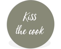 WallCircle - Wandcirkel 30x30 - Quotes - Kiss the cook - Spreuken - Kok - Zoen - Ronde schilderijen woonkamer - Wandbord rond - Muurdecoratie cirkel - Kamer decoratie binnen - Wanddecoratie muurcirkel - Woonaccessoires
