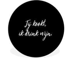 WallCircle - Wandcirkel ⌀ 60 - Spreuken - Jij kookt, ik drink wijn - Quotes - Wijn - Koken - Ronde schilderijen woonkamer - Wandbord rond - Muurdecoratie cirkel - Kamer decoratie binnen - Wanddecoratie muurcirkel - Woonaccessoires