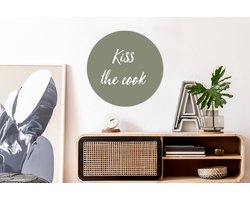 WallCircle - Wandcirkel 60x60 - Quotes - Kiss the cook - Spreuken - Kok - Zoen - Ronde schilderijen woonkamer - Wandbord rond - Muurdecoratie cirkel - Kamer decoratie binnen - Wanddecoratie muurcirkel - Woonaccessoires