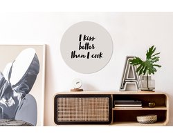 WallCircle - Wandcirkel 60x60 - Quotes - Spreuken - I kiss better than I cook - Koken - Kus - Ronde schilderijen woonkamer - Wandbord rond - Muurdecoratie cirkel - Kamer decoratie binnen - Wanddecoratie muurcirkel - Woonaccessoires