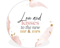 WallCircle - Wandcirkel ⌀ 90 - 'Love and kisses to the new Mr & Mrs' - Bruiloft - Spreuken - Quotes - Ronde schilderijen woonkamer - Wandbord rond - Muurdecoratie cirkel - Kamer decoratie binnen - Wanddecoratie muurcirkel - Woonaccessoires