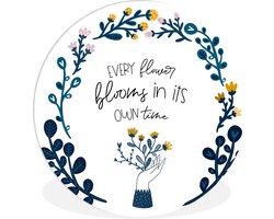 WallCircle - Wandcirkel ⌀ 90 - Quotes - Every flower blooms in its own time - Spreuken - Ronde schilderijen woonkamer - Wandbord rond - Muurdecoratie cirkel - Kamer decoratie binnen - Wanddecoratie muurcirkel - Woonaccessoires