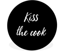 WallCircle - Wandcirkel ⌀ 90 - Quotes - Spreuken - Zoen - Kiss the cook - Kok - Ronde schilderijen woonkamer - Wandbord rond - Muurdecoratie cirkel - Kamer decoratie binnen - Wanddecoratie muurcirkel - Woonaccessoires