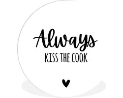 WallCircle - Wandcirkel ⌀ 90 - Quotes - Wit - Koken - Hartje - Always kiss the cook - Spreuken - Ronde schilderijen woonkamer - Wandbord rond - Muurdecoratie cirkel - Kamer decoratie binnen - Wanddecoratie muurcirkel - Woonaccessoires