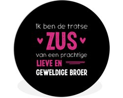 WallCircle - Wandcirkel ⌀ 90 - Zus - Ik ben de trotse zus - Broer - Quotes - Spreuken - Ronde schilderijen woonkamer - Wandbord rond - Muurdecoratie cirkel - Kamer decoratie binnen - Wanddecoratie muurcirkel - Woonaccessoires