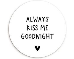WallCircle - Wandcirkel 90x90 - Engelse quote Always kiss me goodnight met een hartje op een witte achtergrond - Ronde schilderijen woonkamer - Wandbord rond - Muurdecoratie cirkel - Kamer decoratie binnen - Wanddecoratie muurcirkel - Woonaccessoires
