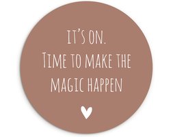 WallCircle - Wandcirkel 90x90 - Engelse quote It's on. Time to make the magic happen op een bruine achtergrond - Ronde schilderijen woonkamer - Wandbord rond - Muurdecoratie cirkel - Kamer decoratie binnen - Wanddecoratie muurcirkel - Woonaccessoires