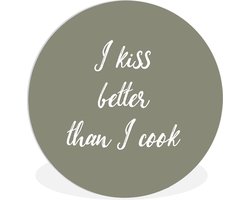 WallCircle - Wandcirkel 90x90 - Spreuken - I kiss better than I cook - Kus - Quotes - Ronde schilderijen woonkamer - Wandbord rond - Muurdecoratie cirkel - Kamer decoratie binnen - Wanddecoratie muurcirkel - Woonaccessoires