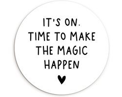 WallCircle - Wandcirkel - Muurcirkel Binnen - Engelse quote It's on. Time to make the magic happen tegen een witte achtergrond - 90x90 cm - Wanddecoratie - Ronde Schilderijen