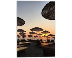 WallClassics - Acrylglas - Ligbedden met Rieten Parasols aan het Strand in de Avondzon - 40x60 cm Foto op Acrylglas (Met Ophangsysteem)