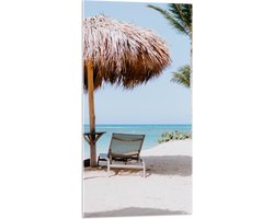 WallClassics - Acrylglas - Ligbedden onder Rieten Parasol met Palmboom - 50x100 cm Foto op Acrylglas (Wanddecoratie op Acrylaat)