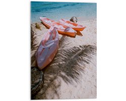 WallClassics - Acrylglas - Oranje Kano's op Wit Strand - 50x75 cm Foto op Acrylglas (Wanddecoratie op Acrylaat)