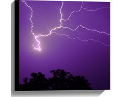 WallClassics - Canvas  - Bliksem in Paarse Lucht boven Boom - 40x40 cm Foto op Canvas Schilderij (Wanddecoratie op Canvas)