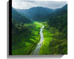 WallClassics - Canvas - Smal Riviertje tussen Felle en Donkergroene Begroeiing - 40x40 cm Foto op Canvas Schilderij (Wanddecoratie op Canvas)