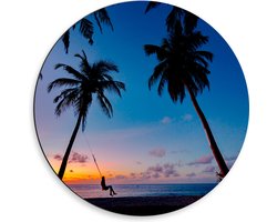 WallClassics - Dibond Muurcirkel - Silhouet van Persoon op Schommel met Palmbomen - 50x50 cm Foto op Aluminium Muurcirkel (met ophangsysteem)