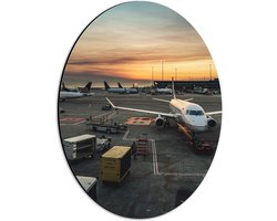 WallClassics - Dibond Ovaal - Meerdere Vliegtuigen geparkeerd op Vliegbasis - 30x40 cm Foto op Ovaal (Met Ophangsysteem)