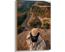 WallClassics - Hout - Persoon op Rand van Berg met Prachtig Uitzicht - 50x75 cm - 9 mm dik - Foto op Hout (Met Ophangsysteem)