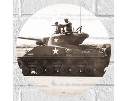 WallClassics - Muursticker Cirkel - Tank uit het Leger in het Zwart Wit - 30x30 cm Foto op Muursticker