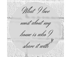 WallClassics - Muursticker Cirkel - Tekst: ''What I Love Most About My Home Is Who I Share It With'' Lichtgrijs  - 20x20 cm Foto op Muursticker