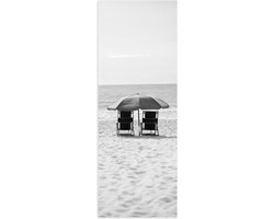 WallClassics - Poster Glanzend – Stoelen op het Strabd met Parasol in het zwart-wit - 20x60 cm Foto op Posterpapier met Glanzende Afwerking