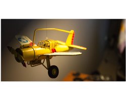 WallClassics - Poster (Mat) - Geel Kinderspeelgoed Vliegtuigje Zwevend in Kinderkamer - 100x50 cm Foto op Posterpapier met een Matte look