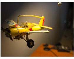 WallClassics - Poster (Mat) - Geel Kinderspeelgoed Vliegtuigje Zwevend in Kinderkamer - 40x30 cm Foto op Posterpapier met een Matte look