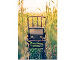 WallClassics - Poster (Mat) - Ouderwetse Radio op Stoel - 50x75 cm Foto op Posterpapier met een Matte look