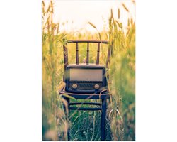 WallClassics - Poster (Mat) - Ouderwetse Radio op Stoel - 70x105 cm Foto op Posterpapier met een Matte look