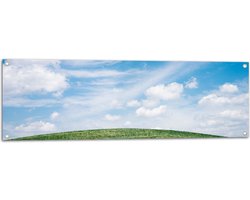 WallClassics - Tuinposter – Heldere Lucht met Wolken boven Gras Heuvel - 120x40 cm Foto op Tuinposter  (wanddecoratie voor buiten en binnen)