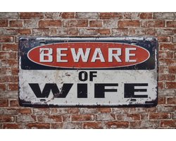 Wandbord - Beware of wife - Mancave - Tekst bord - Metalen wandbord - Metalen borden - Mancave decoratie - Wand Decoratie - Metalen bord - Retro - 20 x 30 cm - UV bestendig - Decoratie - Cave & Garden