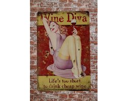 Wandbord - Wine Diva - Metalen wandbord - Tekst bord - Metal sign - Vrouwen - Metalen borden - Decoratie - Metalen decoratie - Woman cave - Bar decoratie - Wand Decoratie - 20 x 30 cm - Cave & Garden