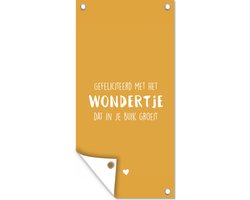 Wanddecoratie buiten Baby - Spreuken - Gefeliciteerd met het wondertje dat in je buik groeit - Quotes - 80x160 cm - Tuindoek - Buitenposter - Geboorte versiering jongen - Geboorte versiering meisje - Spandoek
