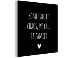 Wanddecoratie Metaal - Aluminium Schilderij - Engelse quote Some call it chaos, we call it family met een hartje tegen een witte achtergrond - 20x20 cm - Dibond