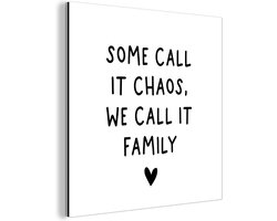 Wanddecoratie Metaal - Aluminium Schilderij - Engelse quote Some call it chaos, we call it family met een hartje tegen een witte achtergrond - 90x90 cm - Dibond