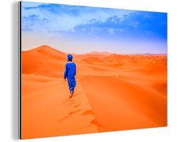 Wanddecoratie Metaal - Aluminium Schilderij Industrieel - Een Berber loopt in de woestijn - 180x120 cm - Dibond - Foto op aluminium - Industriële muurdecoratie - Voor de woonkamer/slaapkamer