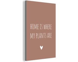 Wanddecoratie Metaal - Aluminium Schilderij Industrieel - Engelse quote "Home is where my plants are" met een hartje op een bruine achtergrond - 60x90 cm - Dibond - Foto op aluminium - Industriële muurdecoratie - Voor de woonkamer/slaapkamer