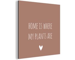 Wanddecoratie Metaal - Aluminium Schilderij Industrieel - Engelse quote "Home is where my plants are" met een hartje tegen een bruine achtergrond - 20x20 cm - Dibond - Foto op aluminium - Industriële muurdecoratie - Voor de woonkamer/slaapkamer