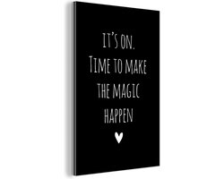 Wanddecoratie Metaal - Aluminium Schilderij Industrieel - Engelse quote "It's on. Time to make the magic happen" op een zwarte achtergrond - 100x150 cm - Dibond - Foto op aluminium - Industriële muurdecoratie - Voor de woonkamer/slaapkamer