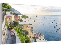 Wanddecoratie Metaal - Aluminium Schilderij Industrieel - Italië - Vrouw - Positano - Zee - 160x80 cm - Dibond - Foto op aluminium - Industriële muurdecoratie - Voor de woonkamer/slaapkamer