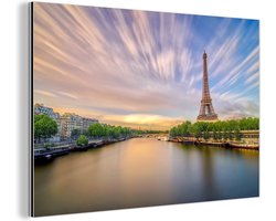 Wanddecoratie Metaal - Aluminium Schilderij Industrieel - Mooi gekleurde wolken en de Eiffeltoren die in de verte staat - 30x20 cm - Dibond - Foto op aluminium - Industriële muurdecoratie - Voor de woonkamer/slaapkamer