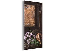 Wanddecoratie Metaal - Aluminium Schilderij Industrieel - Snijplank - Kruiden - Lepel - Keuken - Rustiek - Vijzel - Bieslook - 20x40 cm - Dibond - Foto op aluminium - Industriële muurdecoratie - Voor de woonkamer/slaapkamer