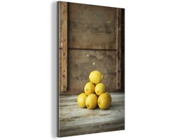 Wanddecoratie Metaal - Aluminium Schilderij Industrieel - Stapel van gele citroenen voor een rustieke kist - 100x150 cm - Dibond - Foto op aluminium - Industriële muurdecoratie - Voor de woonkamer/slaapkamer